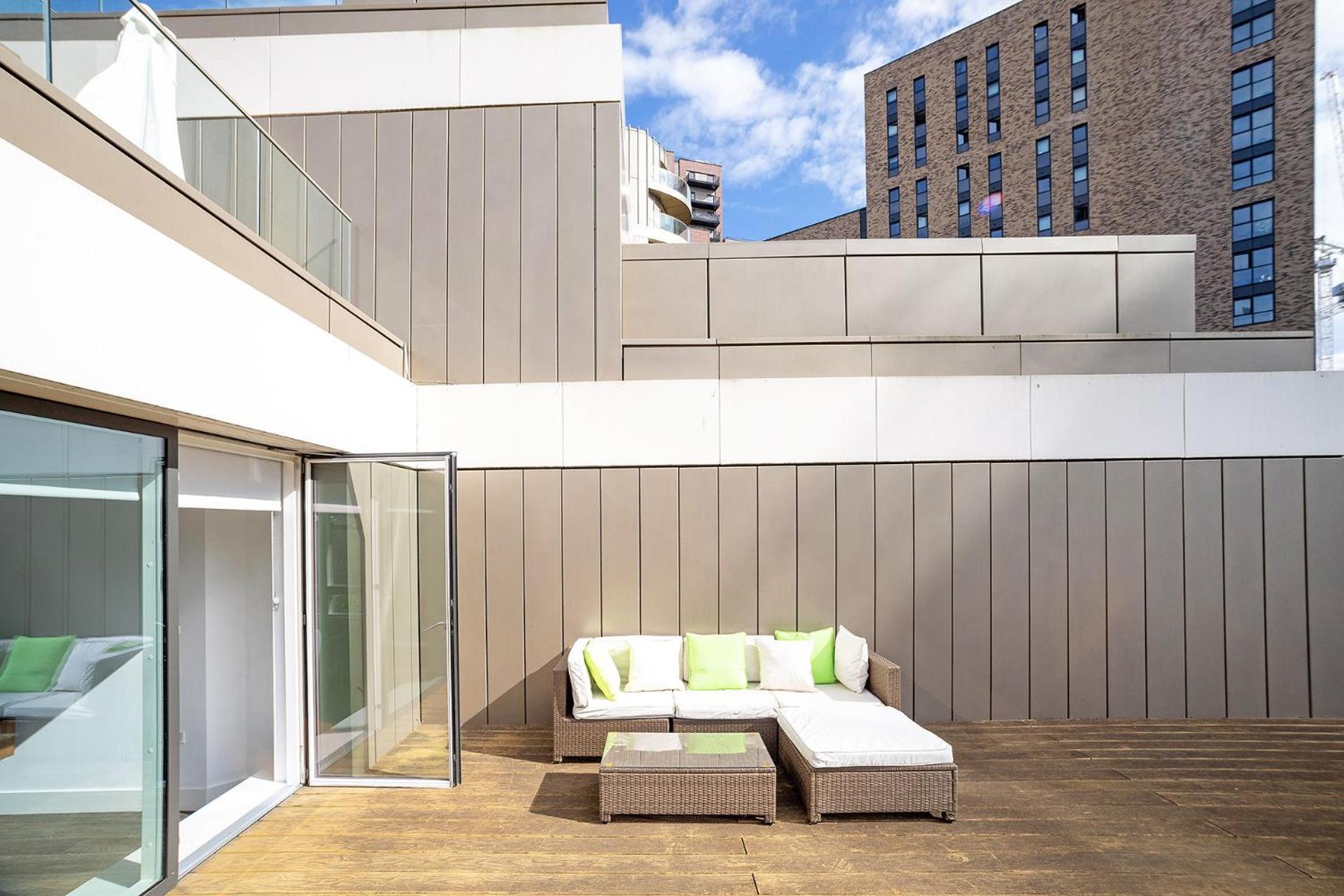 Modern, Stylish, Canalside Penthouse Next To Wembley Stadium! Londra